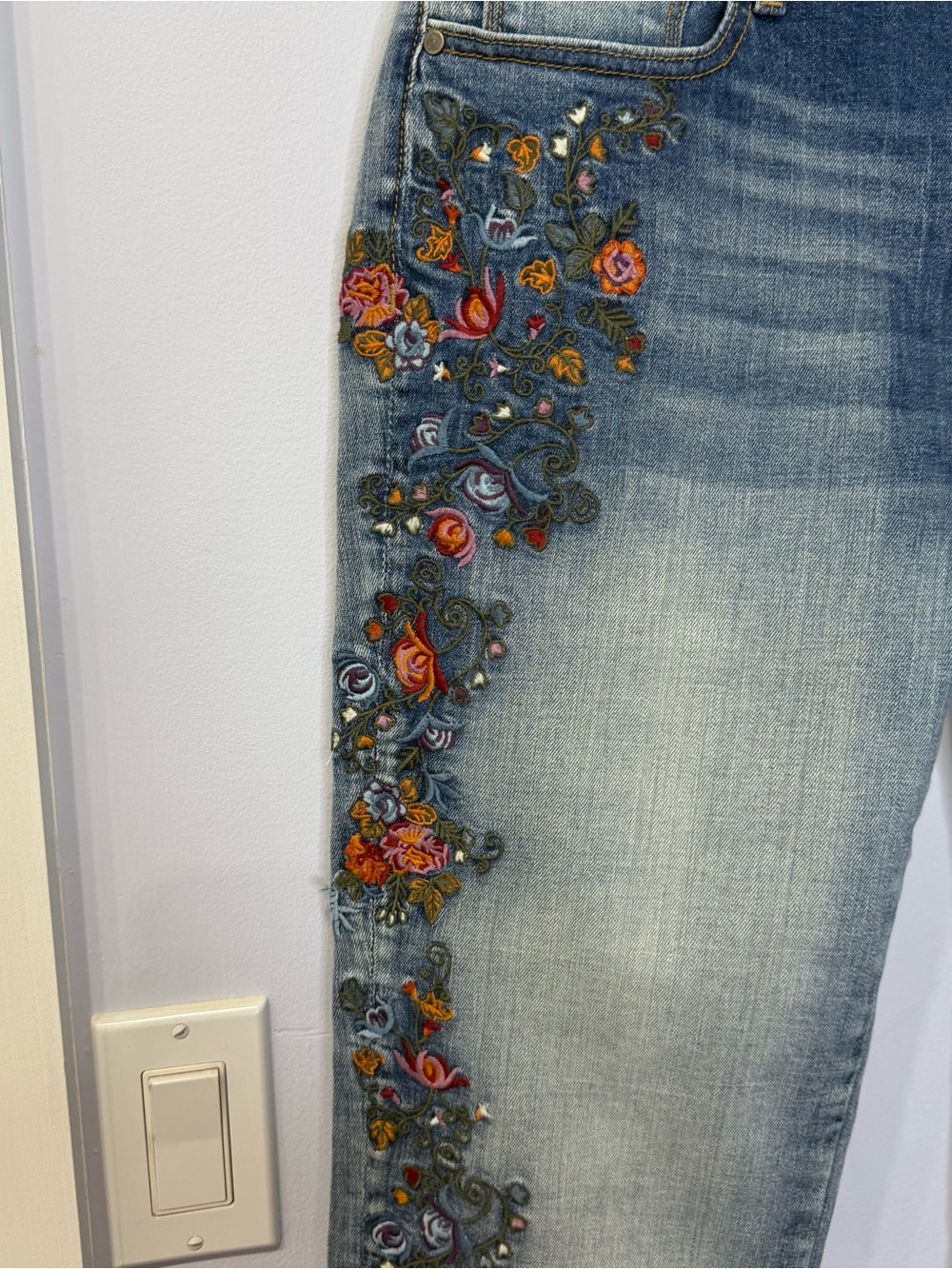 Driftwood Kelly Floral Embroidered Light Blue Women's Jeans, size 29. Like new! - Picture 3 of 8